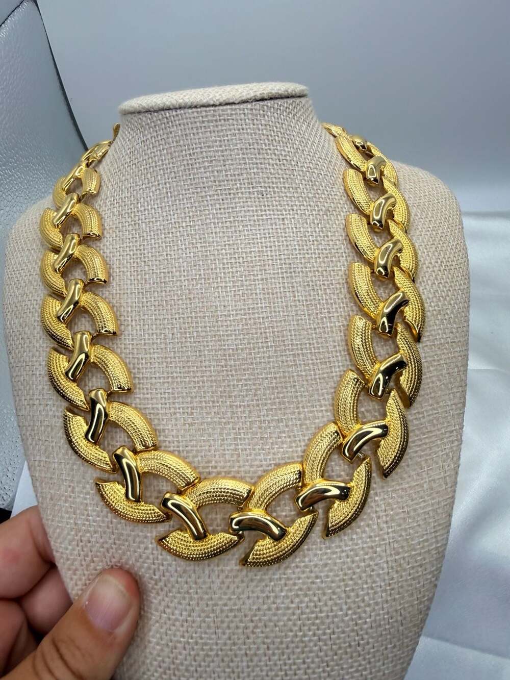 Unbranded Chunky Gold Link Statement Necklace Size 18 In